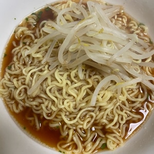 業スー牛肉だしの素で☆もやし醤油ラーメン